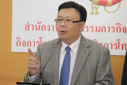 เลขาธิการ กสทช. เผยวันนี้ (13 ต.ค. 57) คูปองถึงมือประชาชนแล้ว 5 แสนครัวเรือนเศษ และคาดว่าจะกระจายครบ 21 จ.อย่างช้าภายในวันพรุ่งนี้ พร้อมเตือนกลุ่มบุคคล ที่รวบรวมบัตรประชาชนโดยอ้างว่าจะนำมาแลกเซ็ตท็อปบ็อกซ์ให้หยุดการกระทำนั้นทันที ทั้งนี้ สำนักงาน กสทช. จะดำเนินการตามกฎหมายขั้นเด็ดขาด และมีหนังสือไปยังบ.ไปรษณีย์ไทย จำกัดแล้ว ให้เตือนบุรุษไปรษณีย์อย่าชี้นำให้ประชาชนซื้อเซ็ตท็อปบ็อกซ์ของบริษัทใดบริษัทหนึ่ง