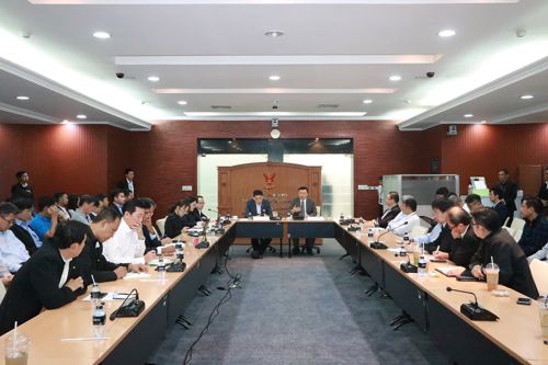 สำนักงาน กสทช. เรียกประชุมผู้ประกอบกิจการโทรคมนาคมและผู้ประกอบการเคเบิ้ลทีวี เพื่อย้ำมาตรการบังคับใช้ในการพาดสายสื่อสาร เพื่อความเป็นระเบียบ สร้างความปลอดภัยต่อชีวิตและทรัพย์สินของประชาชน