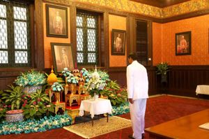 ลงนามถวายพระพร สมเด็จพระนางเจ้าสิริกิติ์ พระบรมราชินีนาถ ในรัชกาลที่ 9